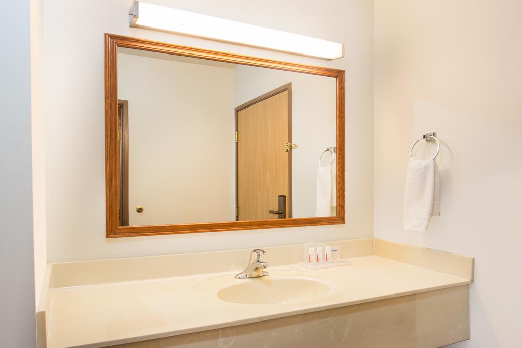Super 8 By Wyndham Galva Hotel Bagian luar foto