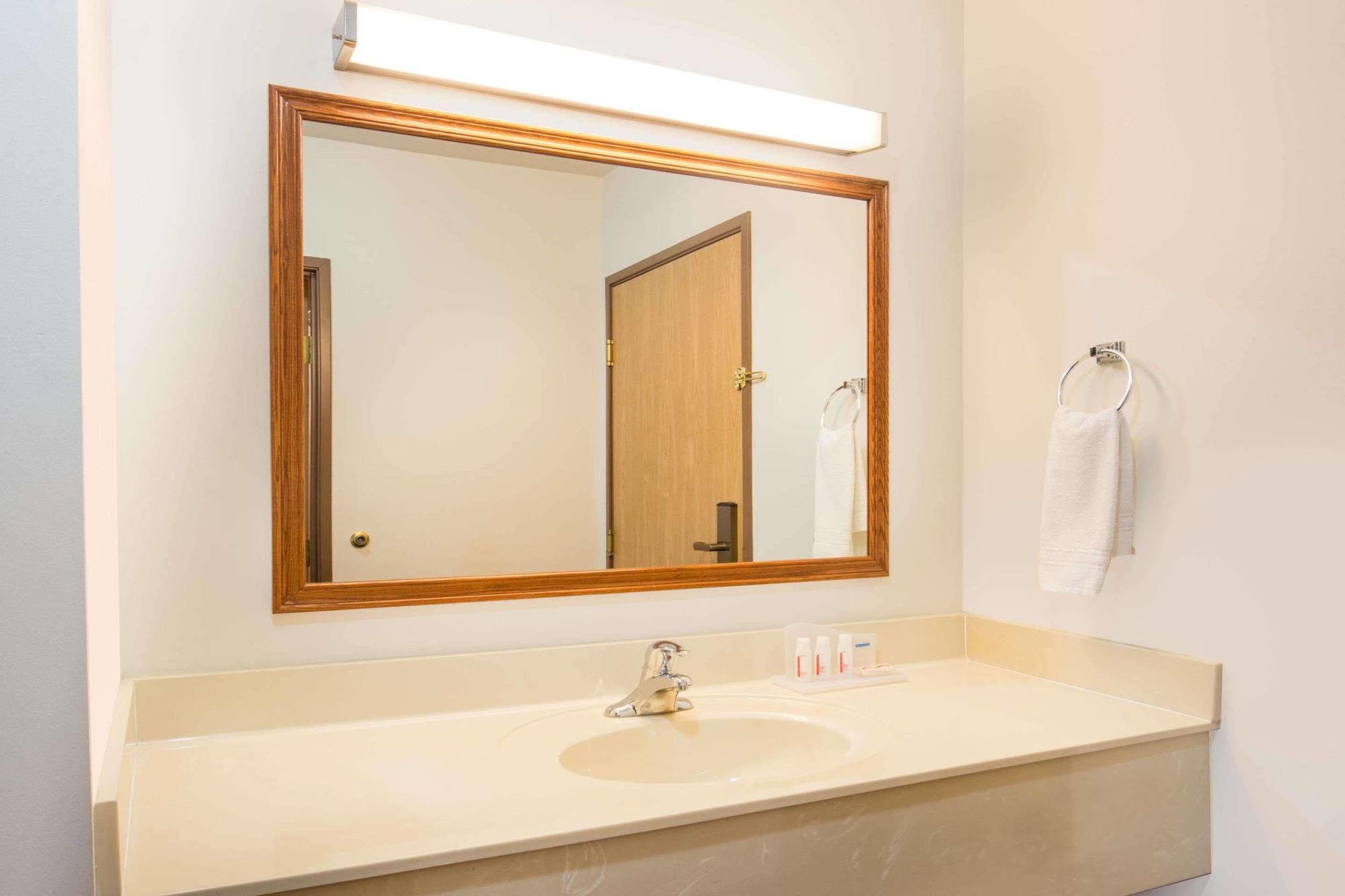 Super 8 By Wyndham Galva Hotel Bagian luar foto